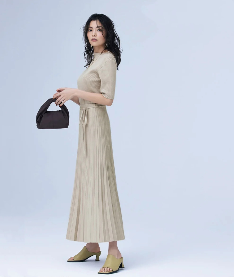 女人不管过没过40岁，都要远离这3个“凉鞋刺客”，不高级不好看