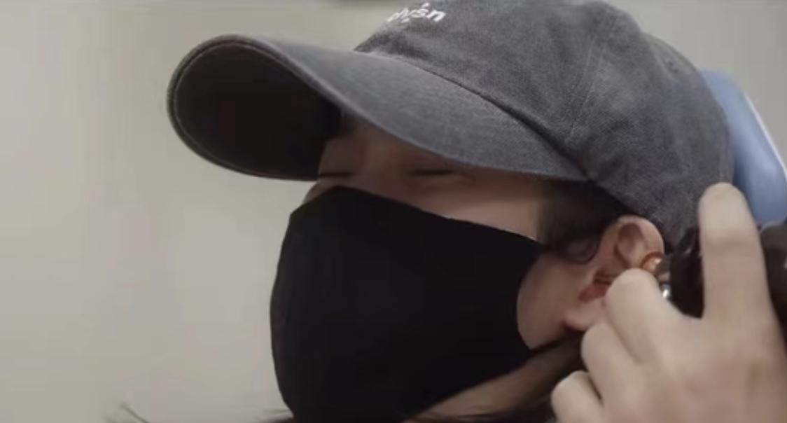 折磨ai,IU自曝患耳疾