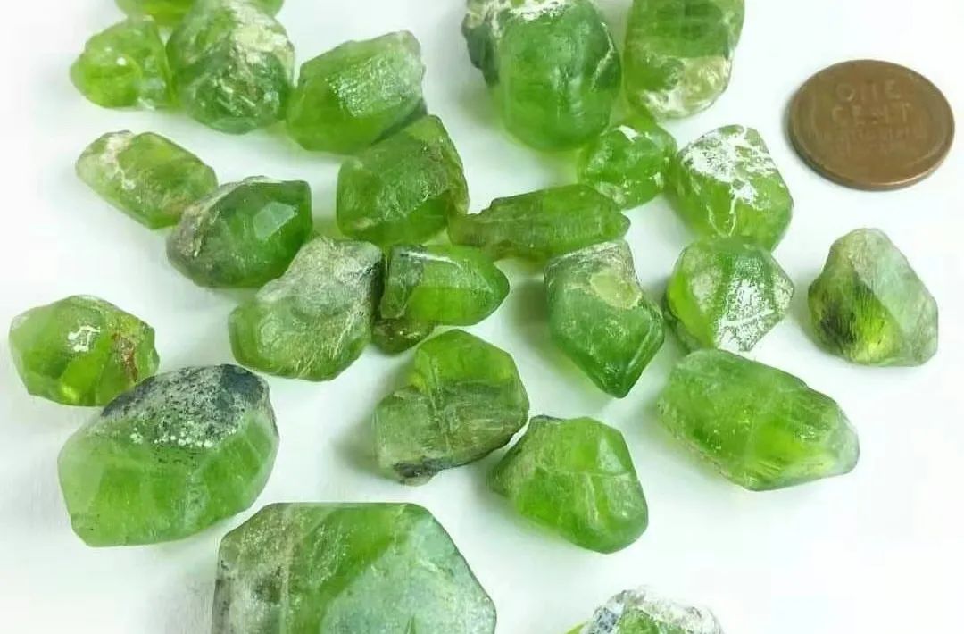 顶级奢华金绿宝石,十万能买什么样的祖母绿宝石