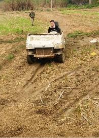 搞笑gif小姐姐这刀玩的真是太溜了,搞笑趣图小姐姐