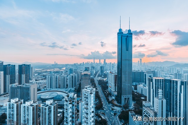 我18岁那年，刚进深圳富士康不久，接到一个香港电话中奖了100万