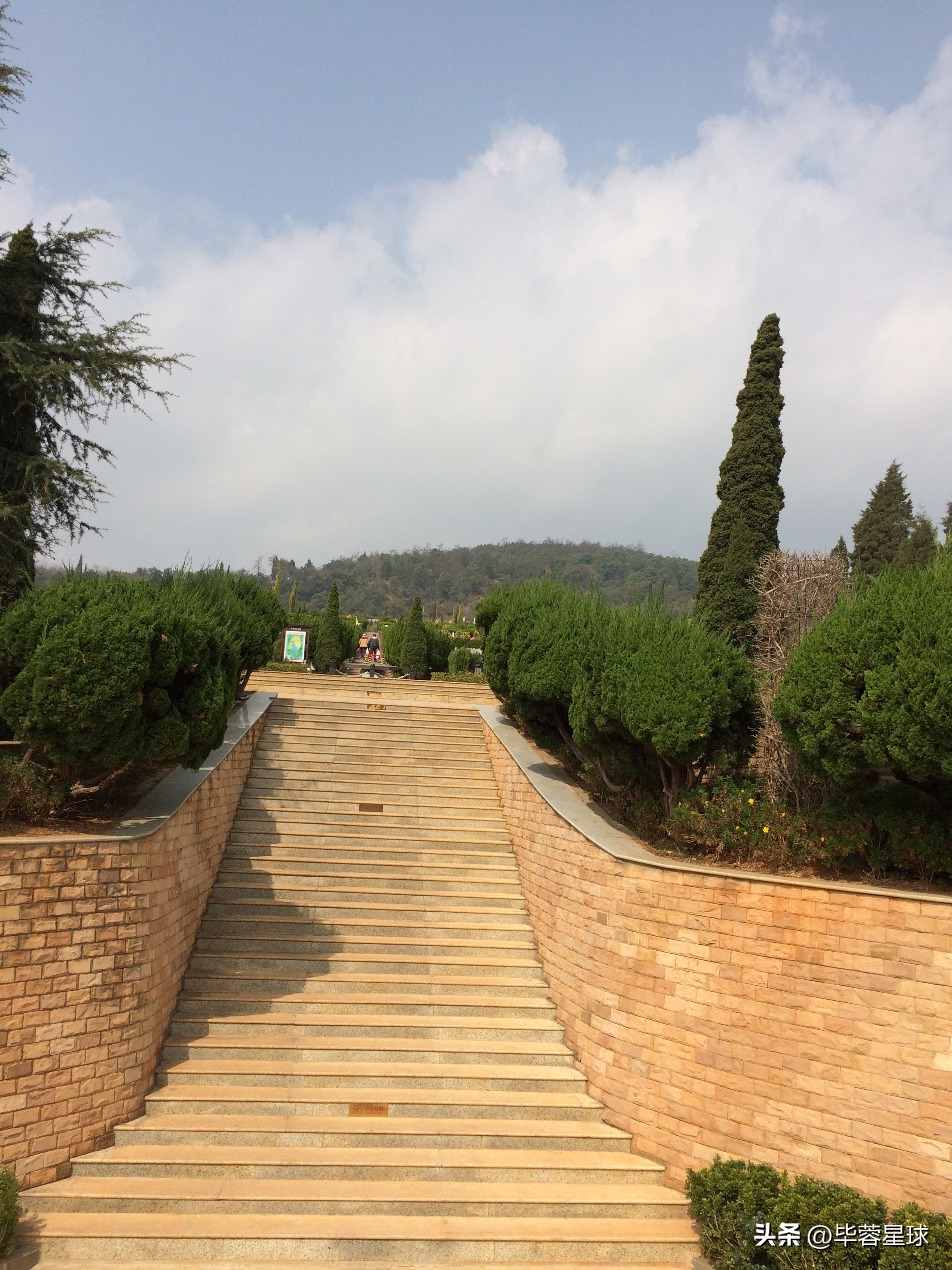 观音山公墓，为外婆下葬的一天，是提醒，是童年青春时代的告别