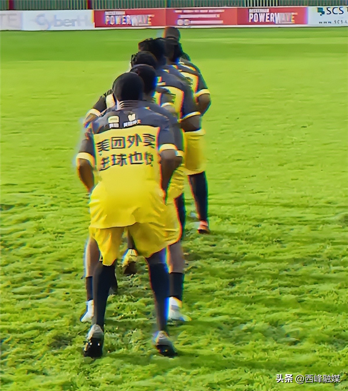 加纳球衣撞衫外卖小哥狗狗,加纳球衣“撞衫”外卖员