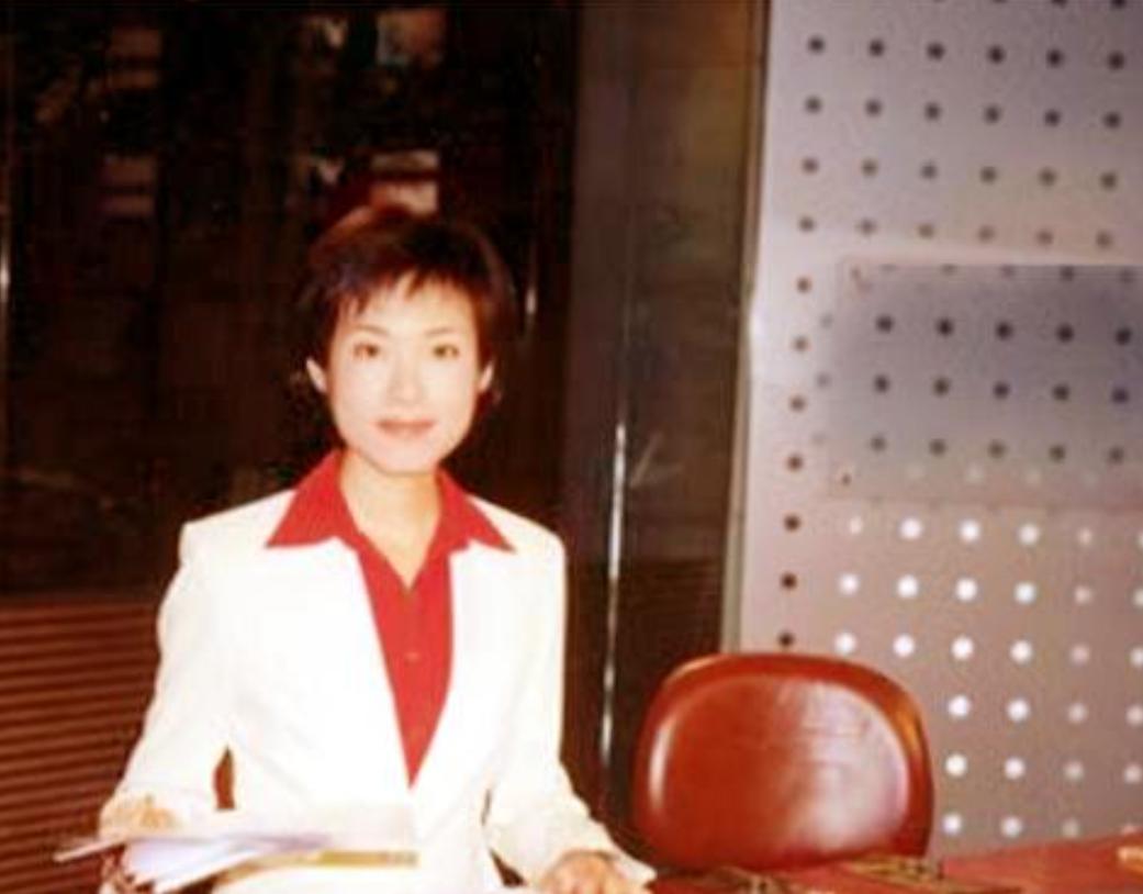 央视主播宝晓峰的老公,宝晓峰央视主持人简介