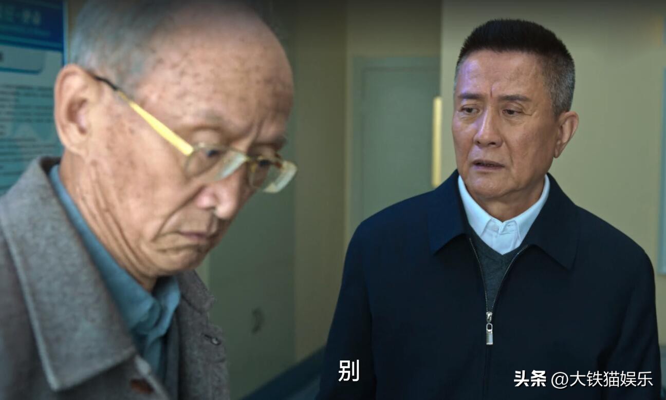 长得显老有多吃亏？这4对明星，年龄不相上下，看脸却像差了辈分