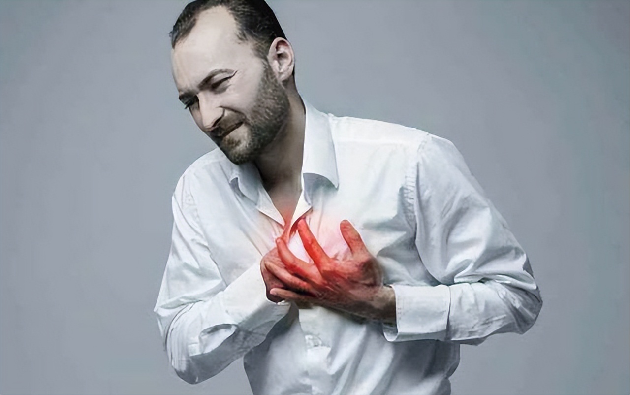 胸口突然刺痛一下几秒就好了,右乳房靠近胸口处刺痛是心脏病吗