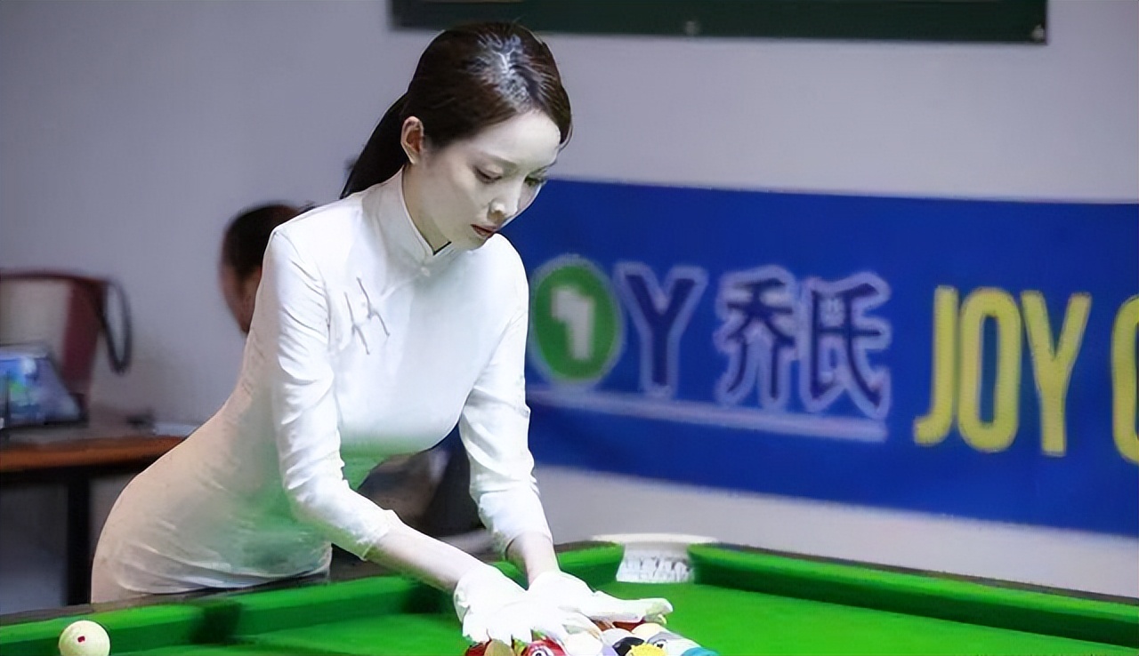 台球女神美貌不输潘晓婷,台球女神一杆清台