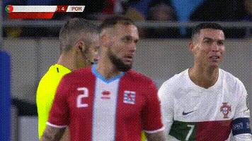 c罗被空气绊倒,c罗被绊倒站起来叉腰