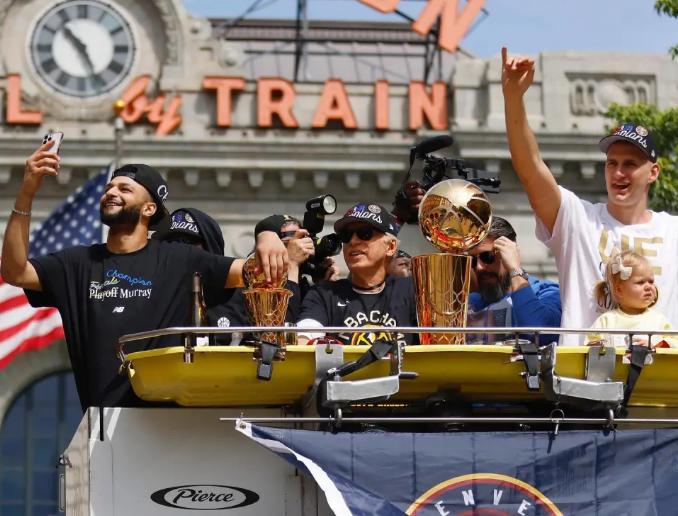 掘金夺冠游行现场视频,掘金夺冠游行人气旺