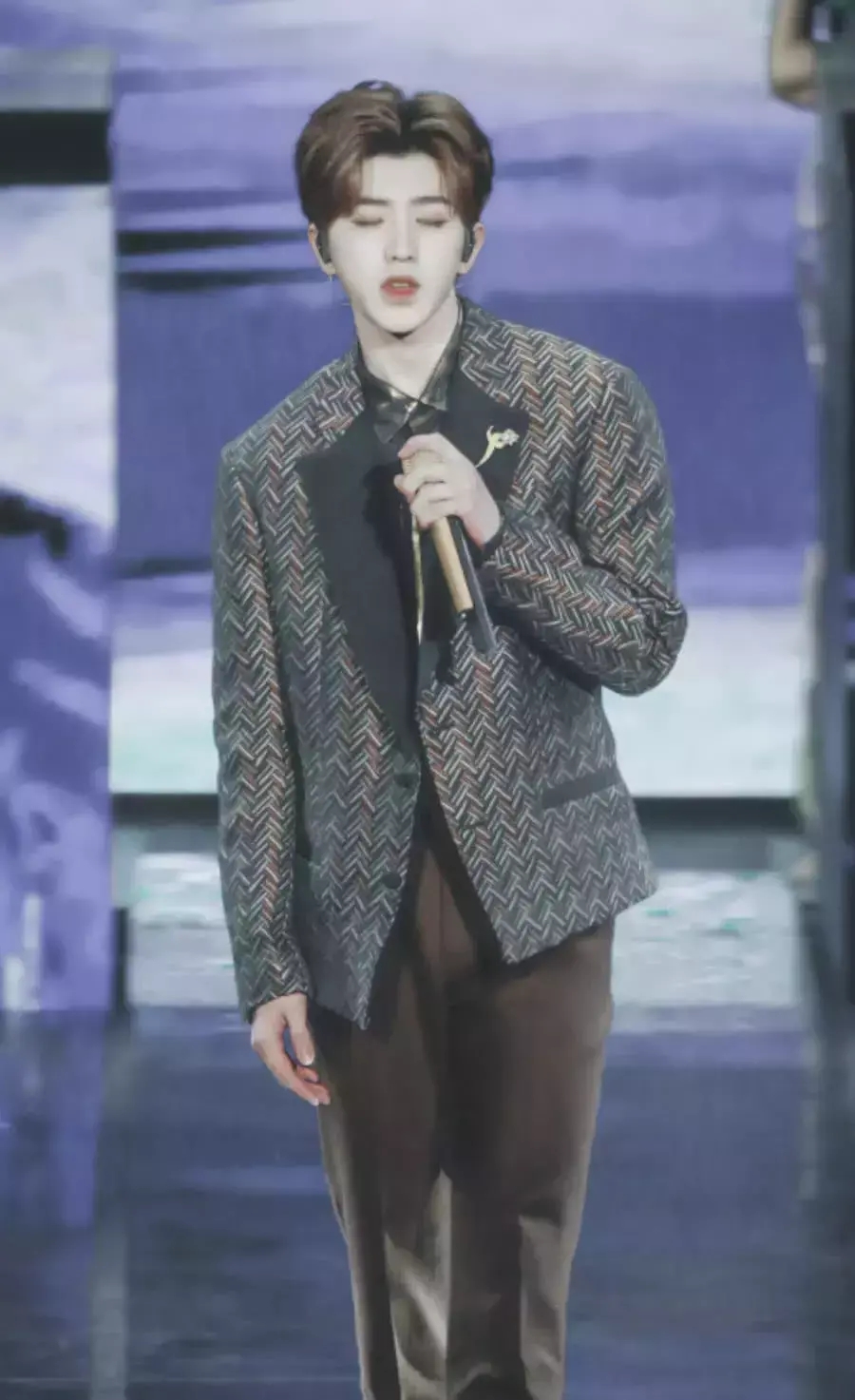 蔡徐坤以前和现在身材,蔡徐坤现在身材和以前身材