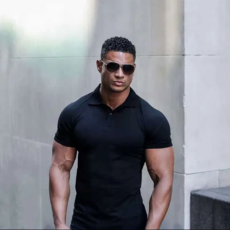 男士夏季黑色polo衫搭配什么裤子,男士夏天黑色polo衫搭配什么裤子