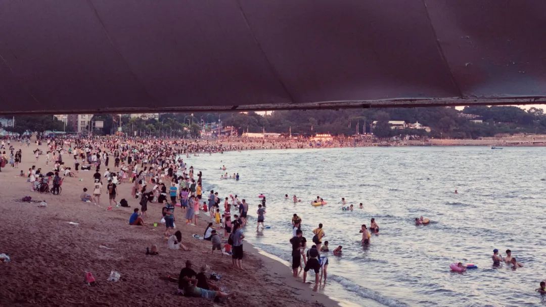 7月份人来人往街道,7月北京人山人海