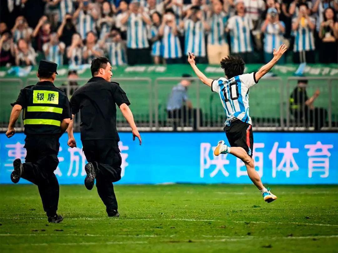 女足10号红牌罚下图片,女足10号红牌