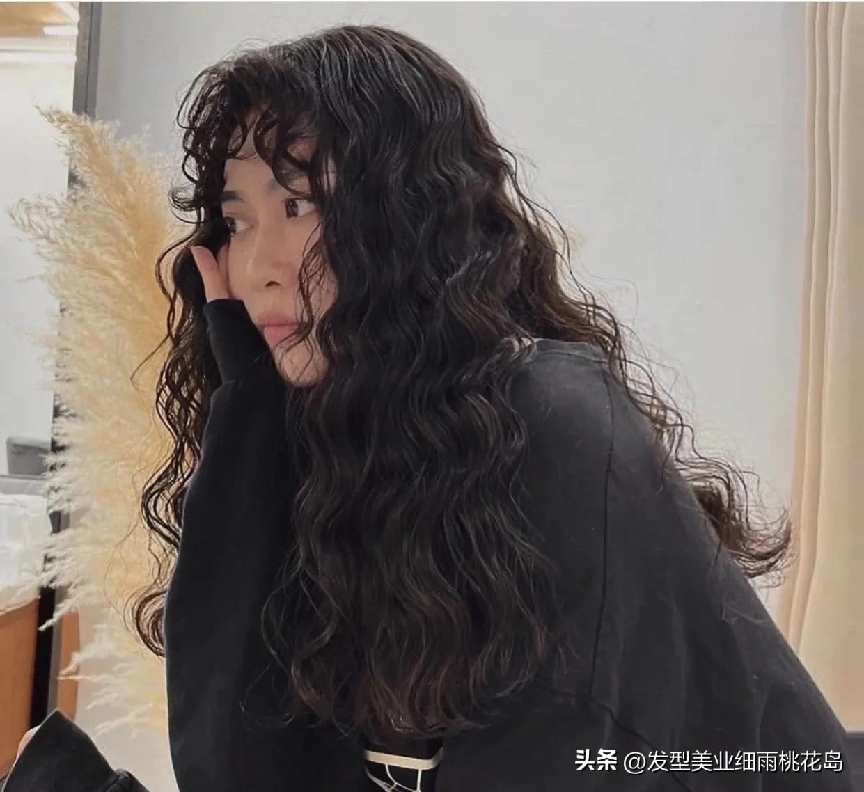 30岁洋气的超短发满头烫小卷,洋气全烫短发满头小卷