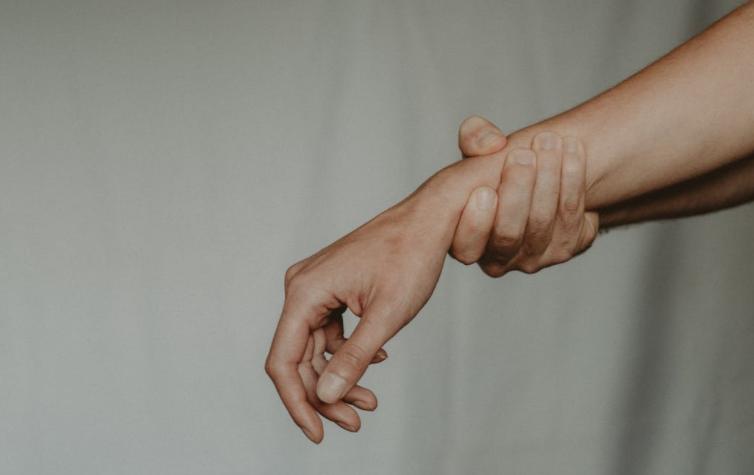 手腕摔倒肿痛骨头有问题吗,手腕摔倒肿了都鼓起来了是咋回事