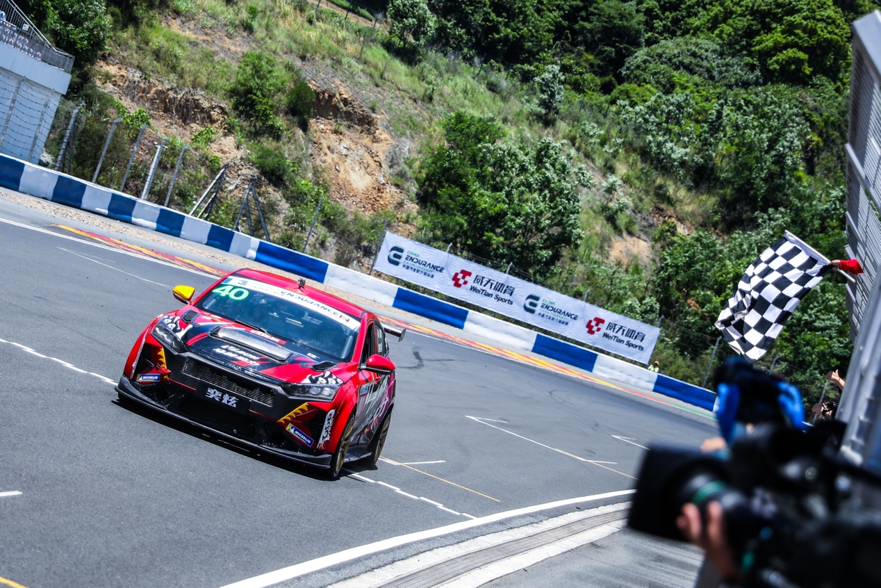 CEC耐力赛首秀，奕炫家族“赛道双雄”勇夺中国CEC双料冠军