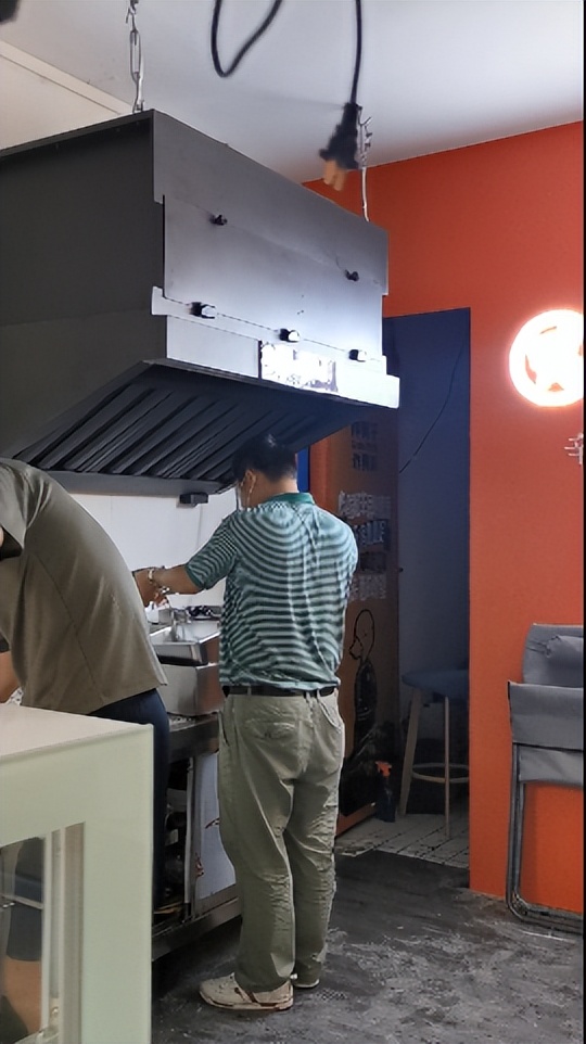 饭馆油烟味太重影响居民怎么举报,餐饮油烟大被环保局来查了会怎样