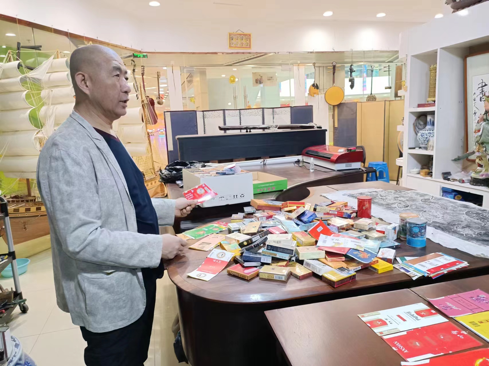 大连瓦房店：六旬艺师单江波收藏老烟盒万余件