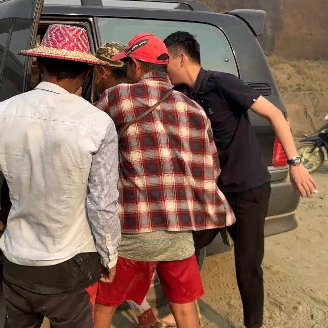 翡翠原石挑战冰种视频,挑战矿区淘翡翠