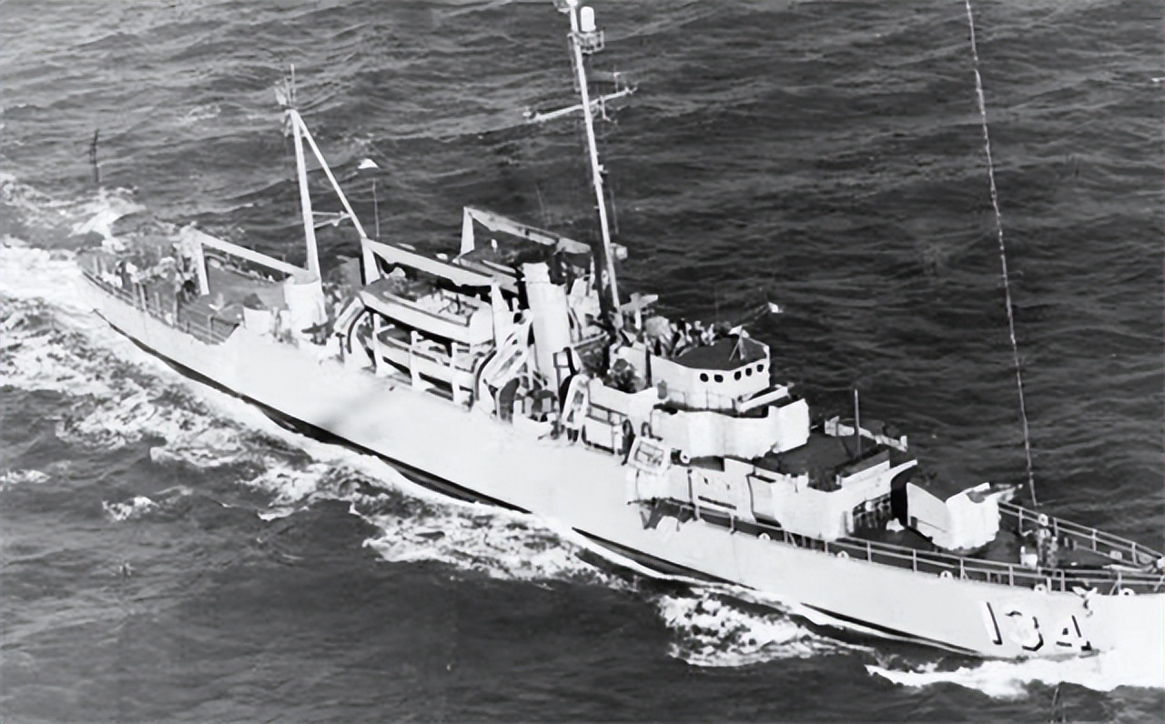 1964年，他只身一人驾驶登陆艇起义，国防部直接奖励黄金600两