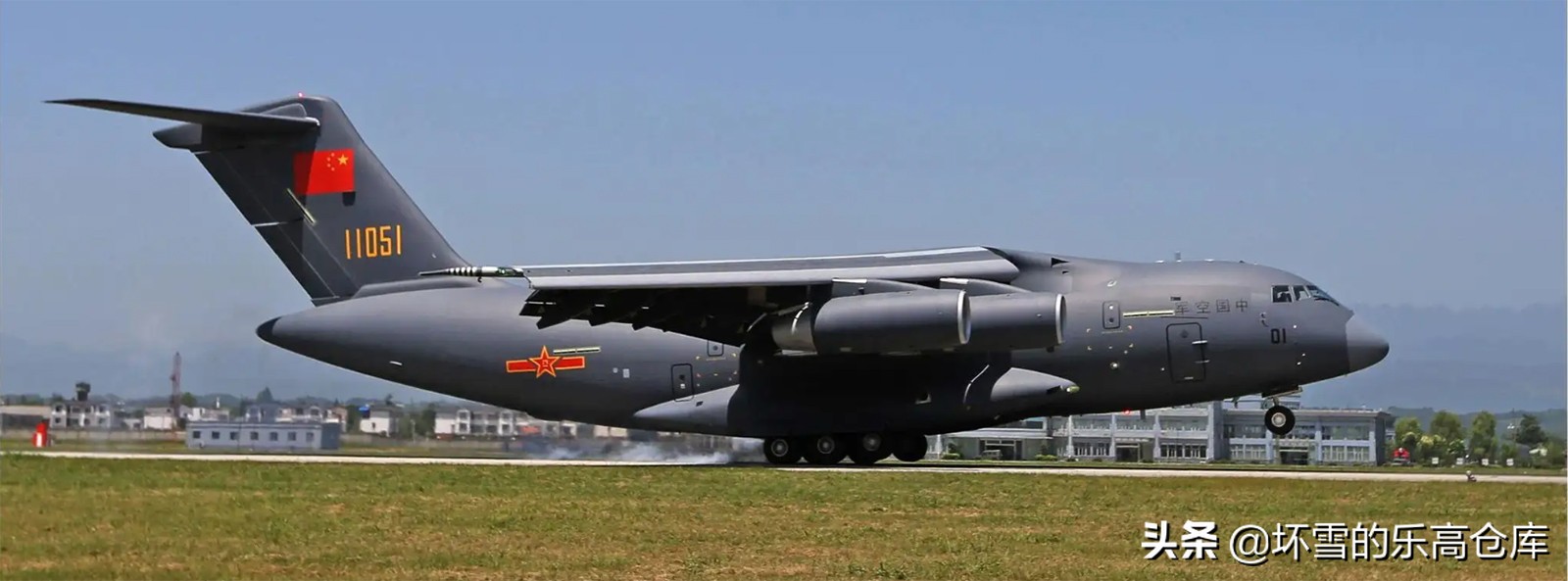 森宝积木6800a拼装视频,胖妞100个积木拼一个超大的机器人