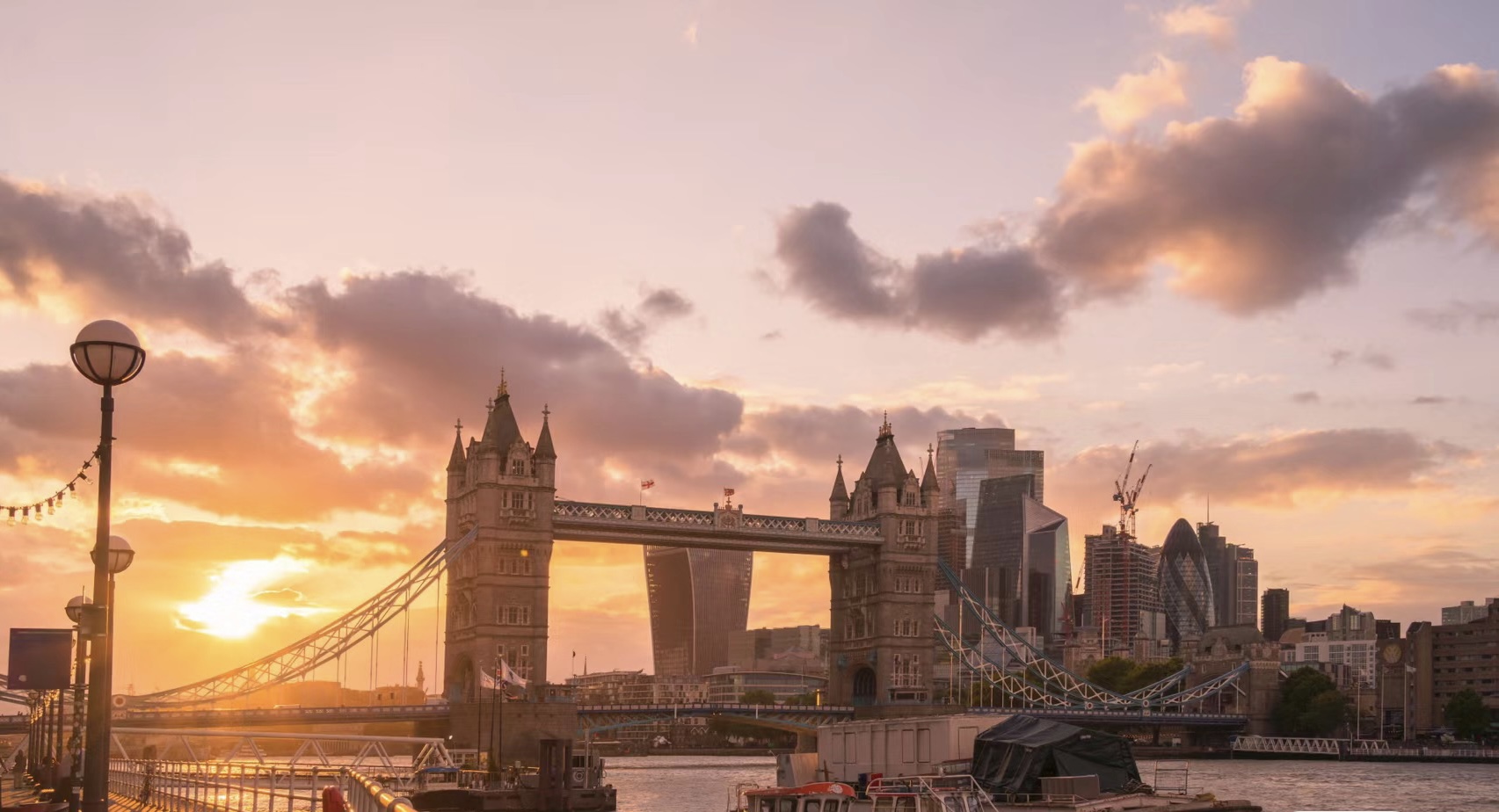 伦敦塔桥建造历史,伦敦塔桥附近的建筑