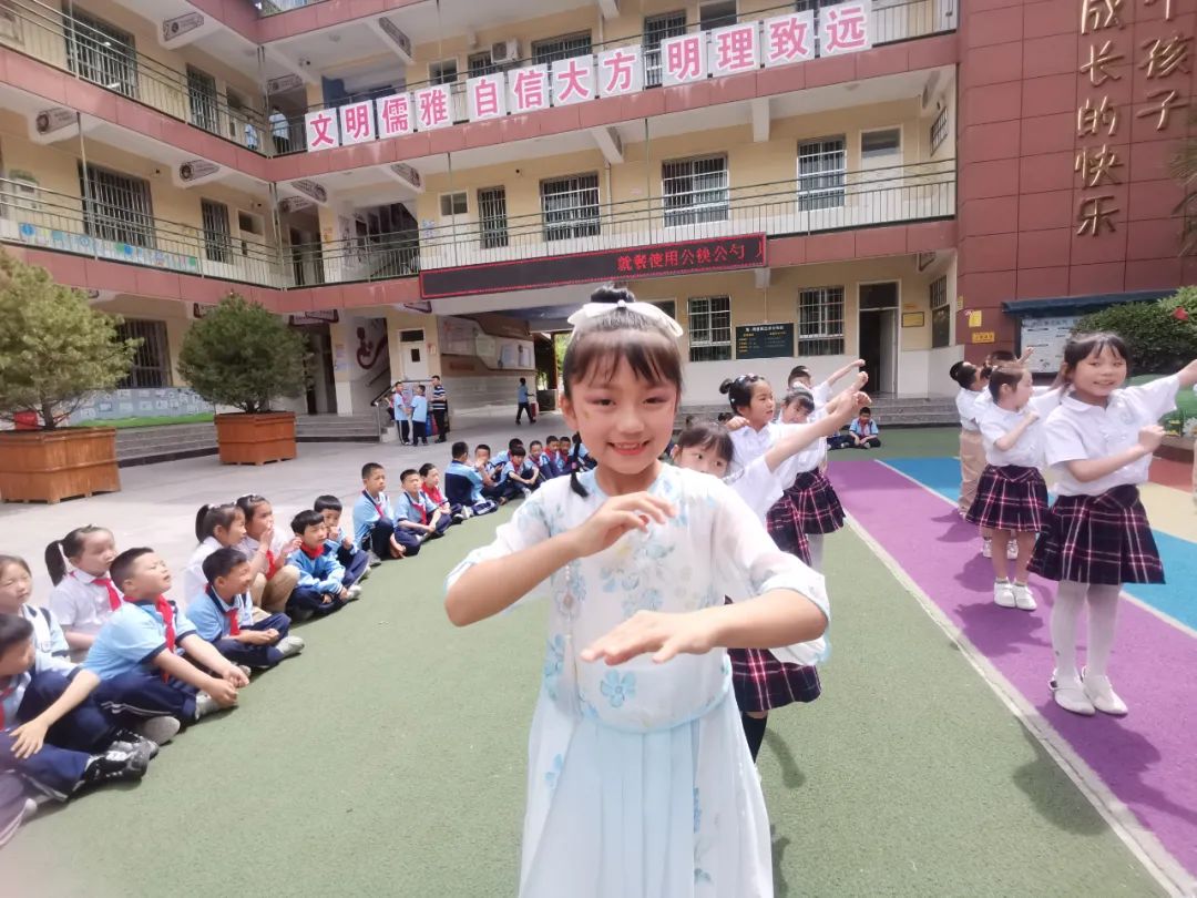 舞出勇气跳出自信——临渭区胜利小学开展“体验小舞台”梦想秀活动