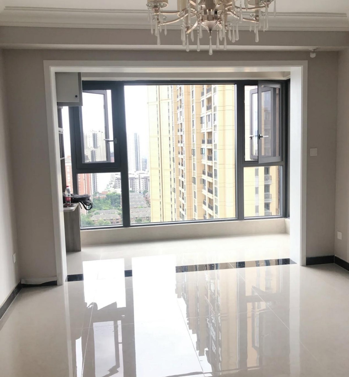 阳台做地台还是通铺瓷砖好,阳台地面铺瓷砖还是地板