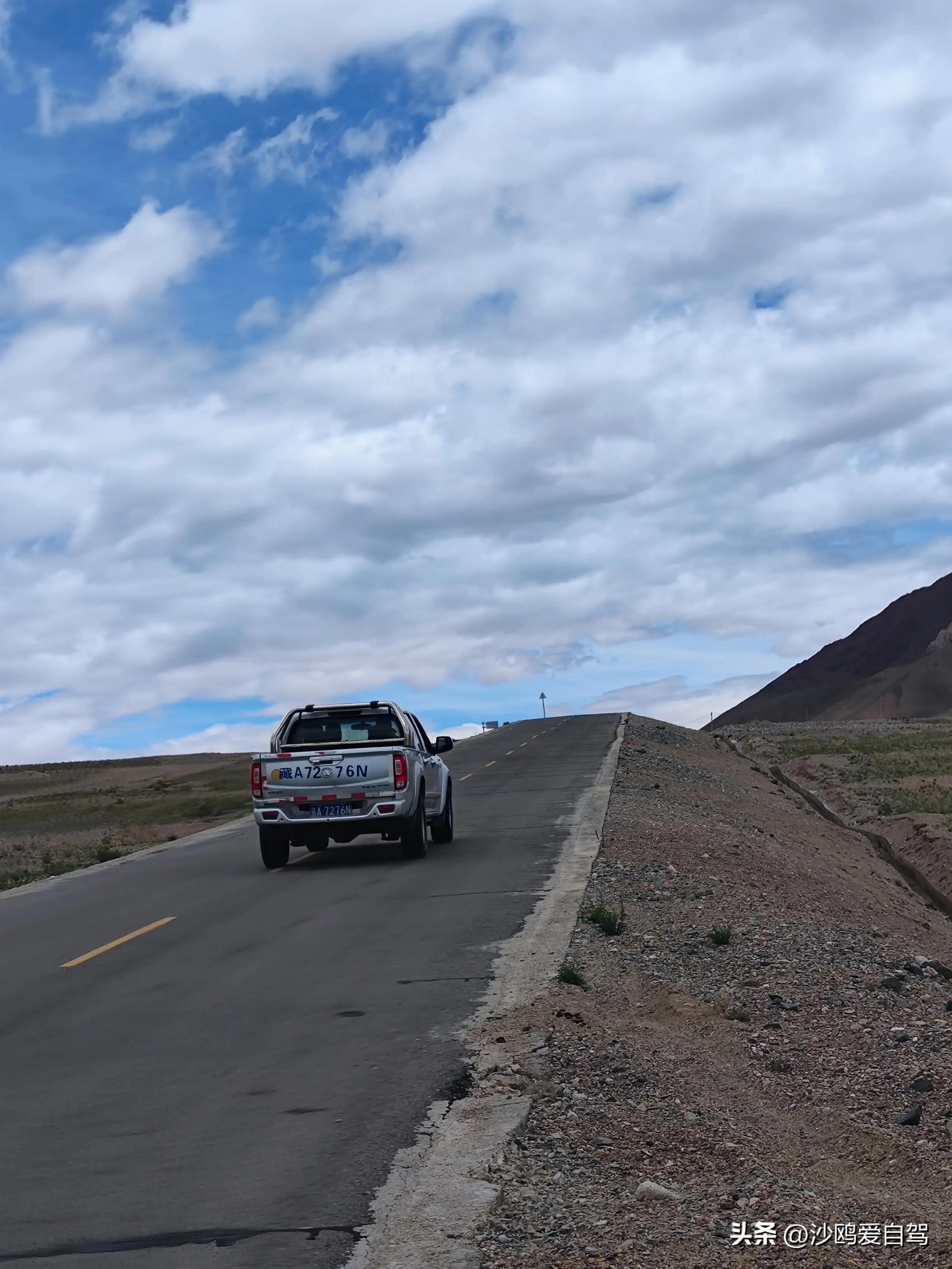 自驾四进*藏西***疆新**第12天:人在囧途:当惹雍措圣湖边陷车,轮胎鼓包