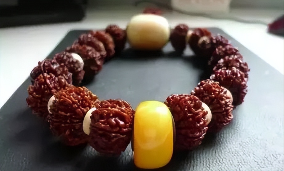 金刚菩提双龙纹和盘龙纹哪个更好,金刚菩提和小叶紫檀哪个值得盘