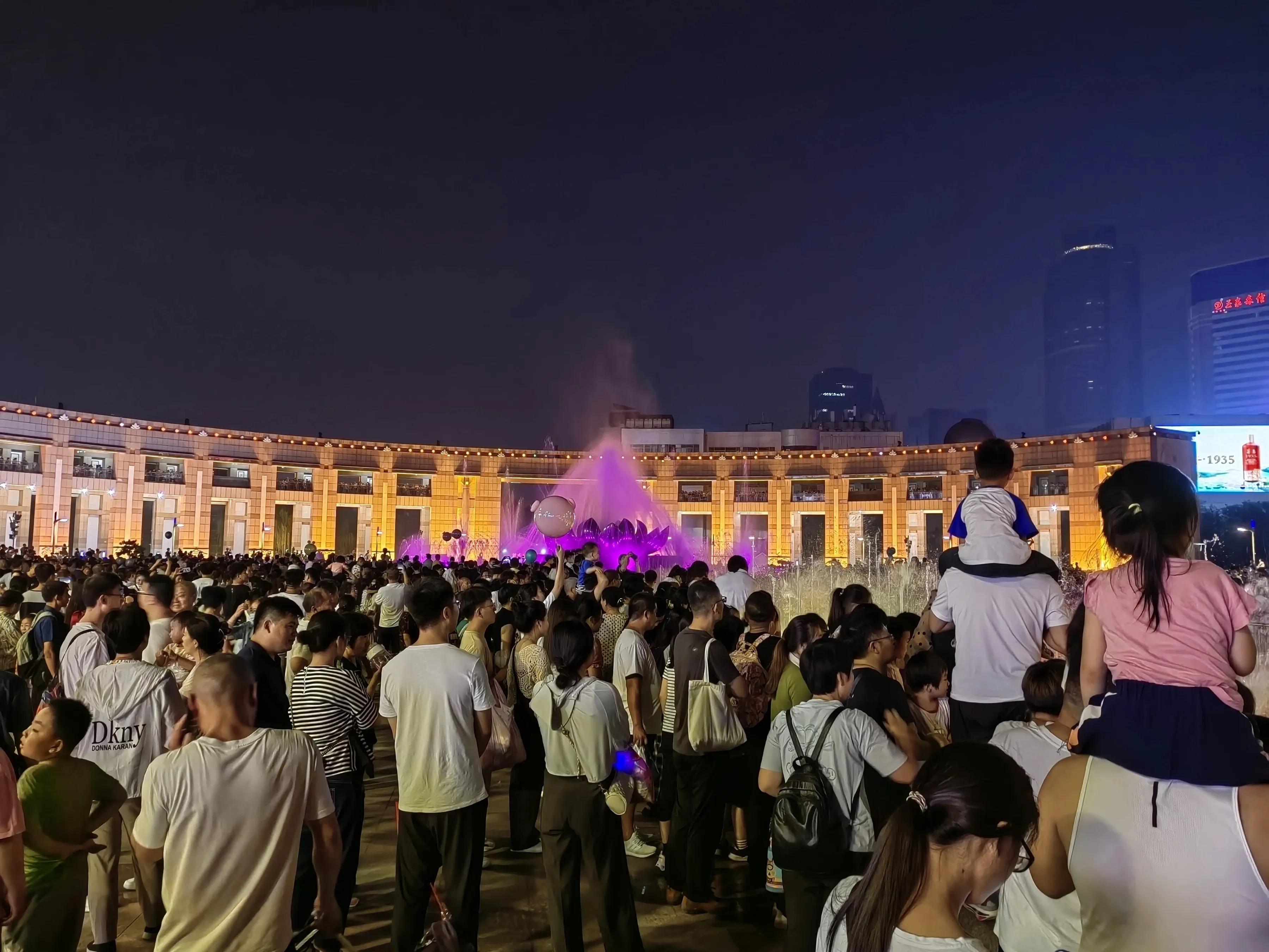 济南第二个泉城广场,泉城广场是市中区吗