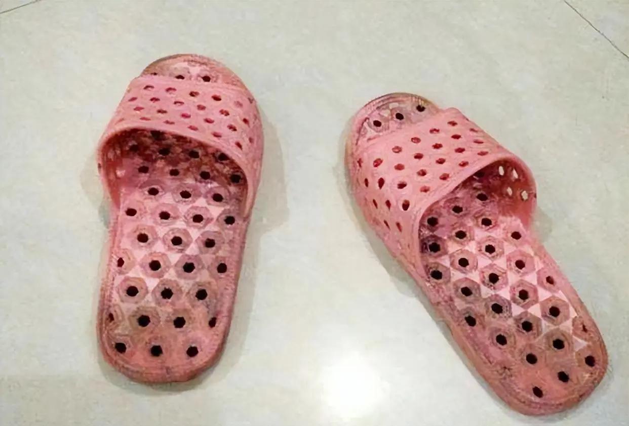 拖鞋穿久了“又黑又黄”不好洗？教你妙招，不用手刷，跟新一样