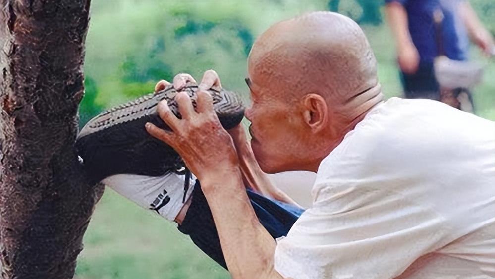 70岁老人压腿拉筋有好处吗,老人压腿的好处与坏处