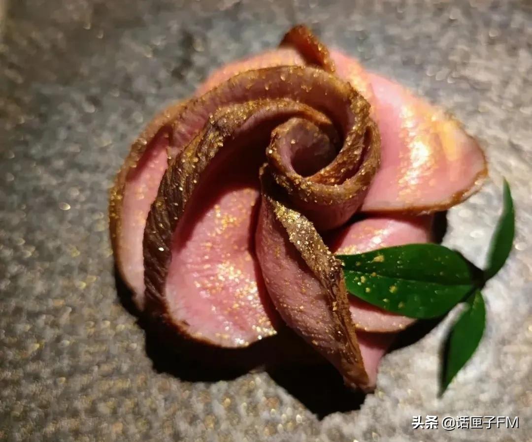 这道金箔玫瑰牛舌，用了真金？违法！假的？一样违法