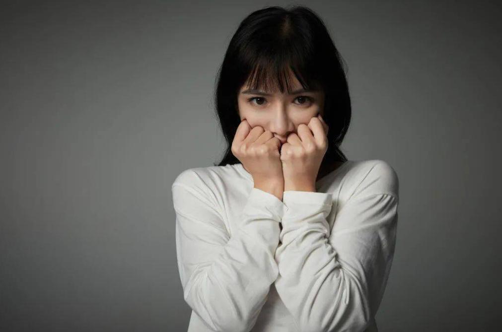 女子摆摊卖玩具发现摄像头,女孩子发现玩具藏摄像头