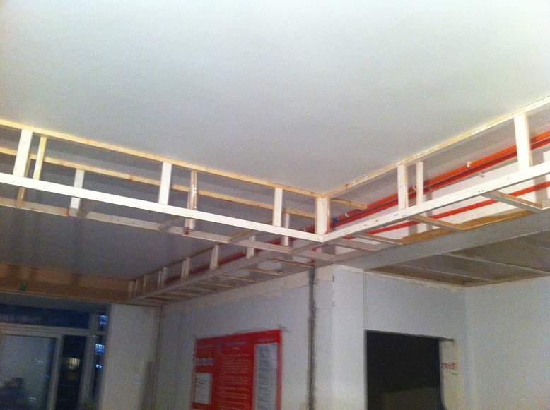 轻钢龙骨吊顶与木龙骨吊顶贵多少,装潢吊顶用木龙骨好还是轻钢龙骨