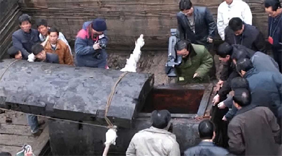 清朝女子因难产昏厥，被误认为已死下葬，300年后开棺景象凄惨