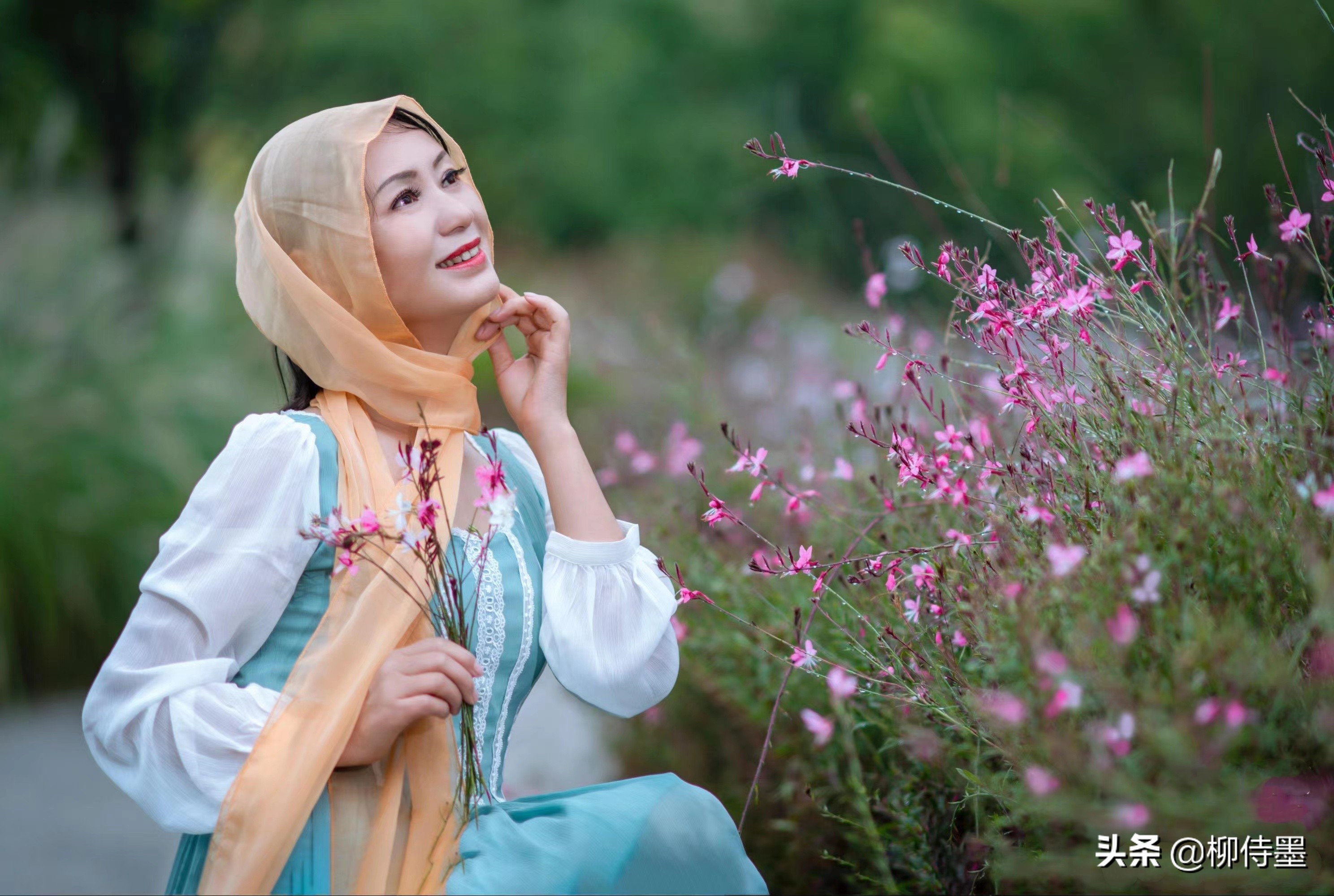 拍照不知手放哪儿？学习2句摄影口诀，姿态优雅更自然