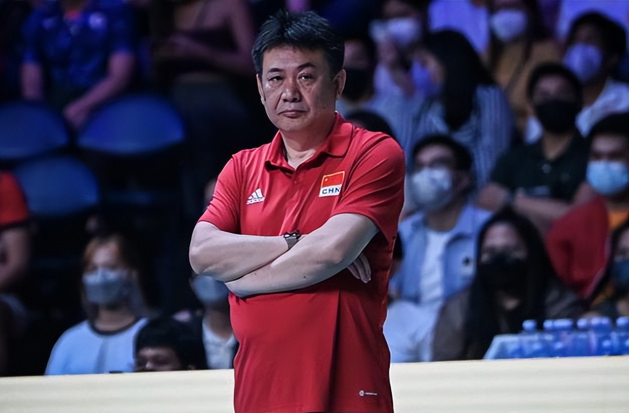 中国女排被骂上热搜,中国女排输球却被观众高喊加油