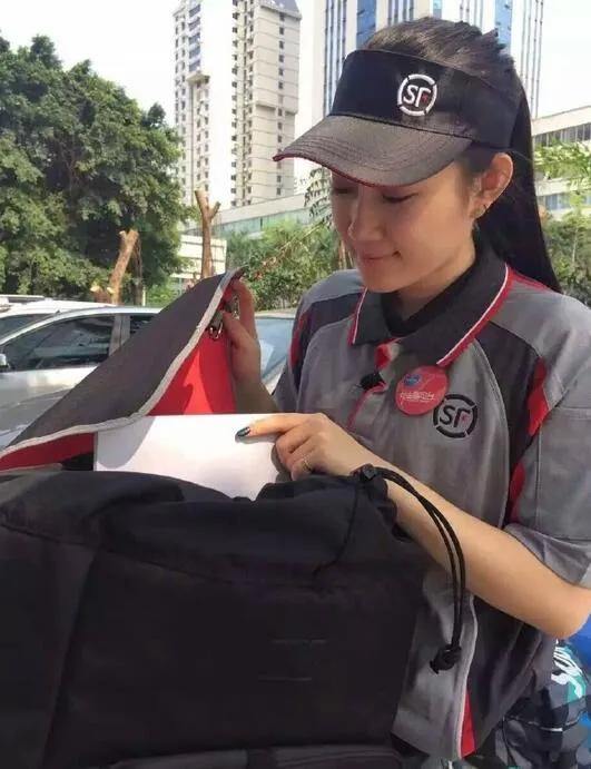 如果我说顺丰快递员是多面手，应该没人反对