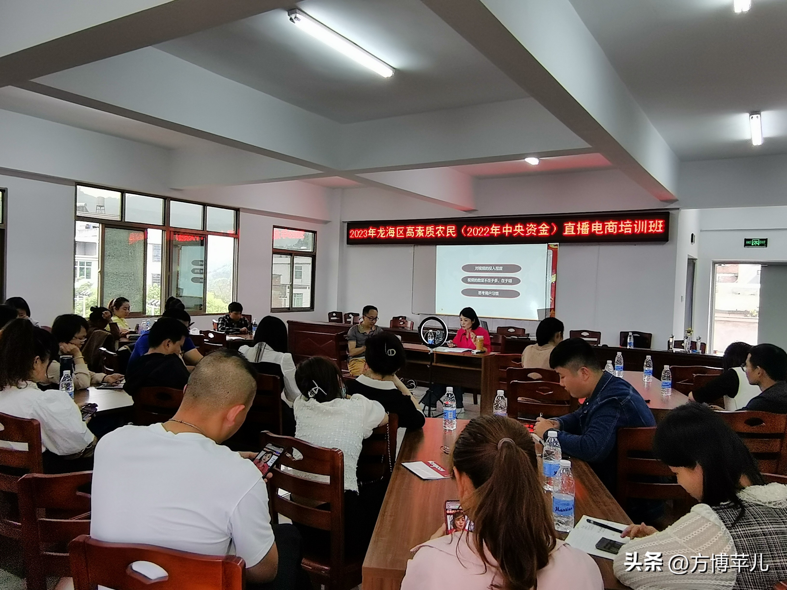 农民变“主播”实操学“带货”——龙海程溪下叶村直播电商培训