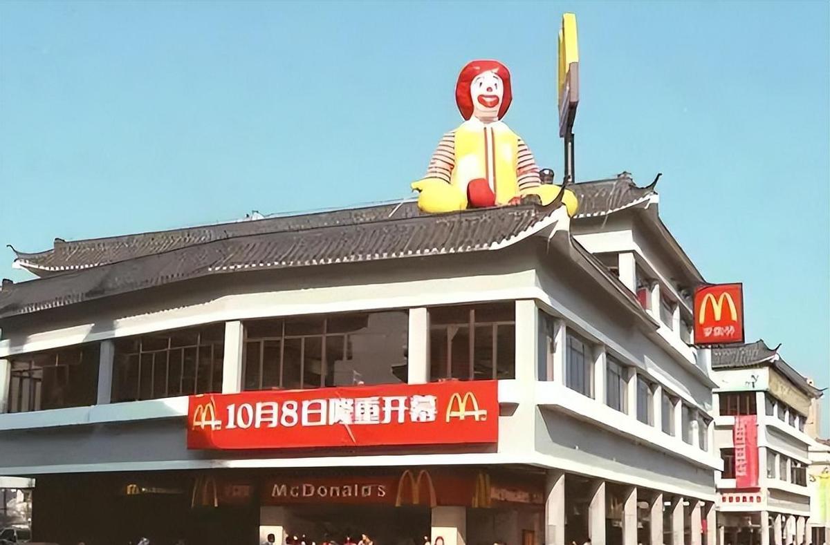 日军罪行照片：攻陷香港后兽性毕露，当场轮番侵犯新婚女明星