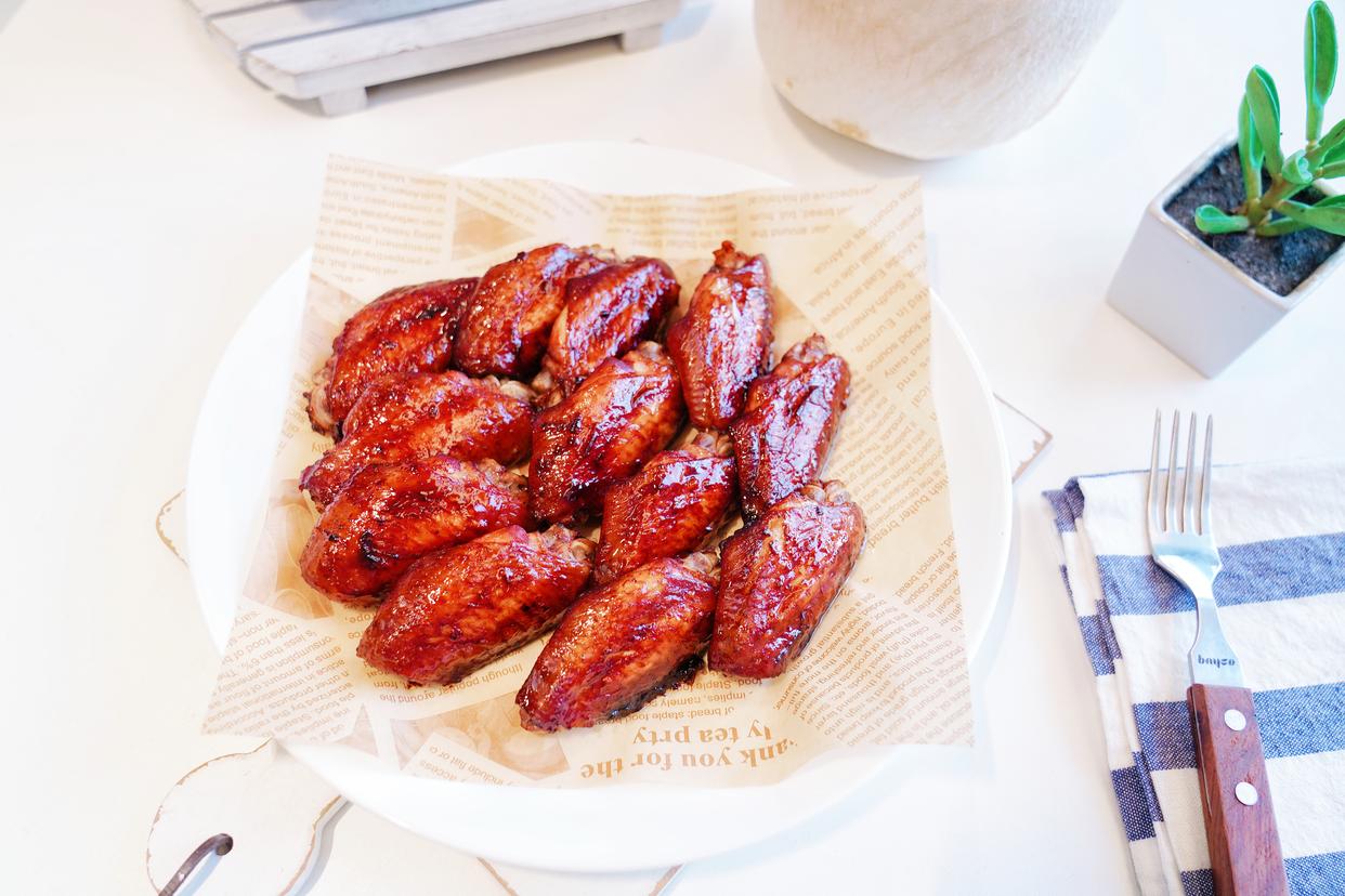 喜欢吃奥尔良烤翅在家就可以做，秘制配方好吃到吮指，价格也便宜