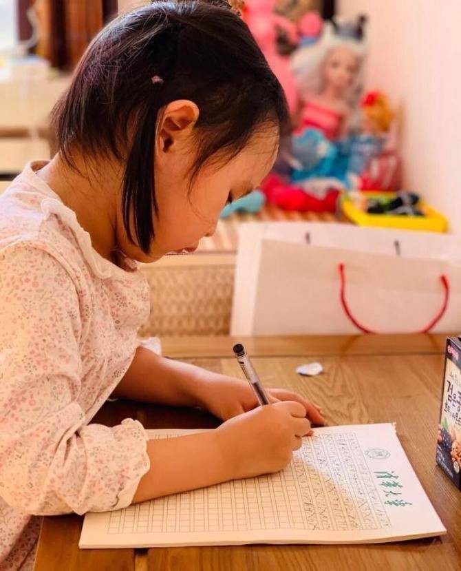 央视主持人杨帆：娶初念女友，如今家庭事业双丰收，他有何魅力？