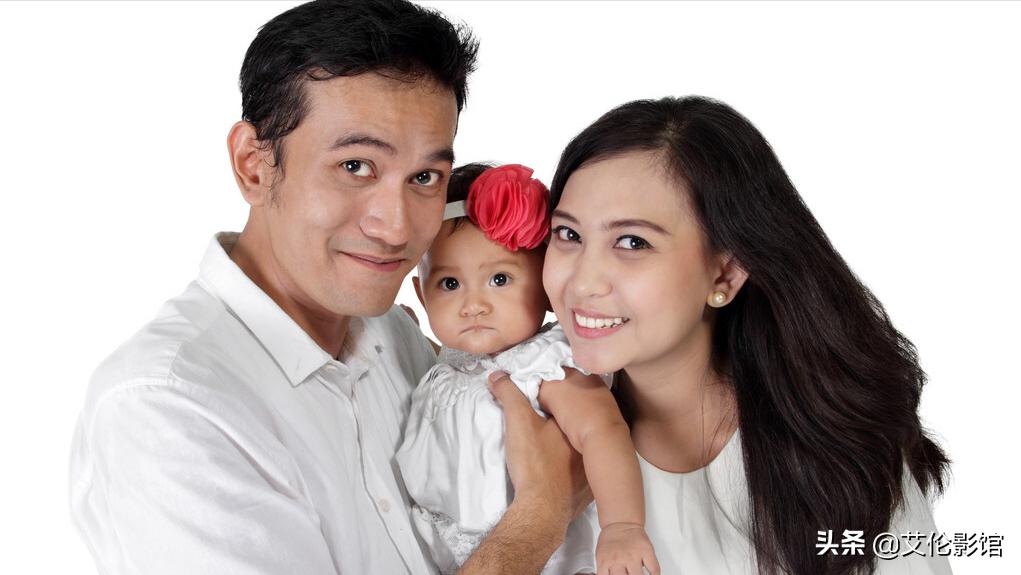 湖北一男子陪媳妇买东西，偷偷暗语买烟，收银员秒懂：男人的默契