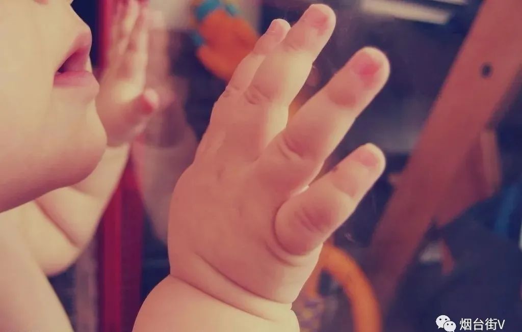 我弟打小特能哭，长大后他萨克斯吹得好、歌唱得好，难道是小时候不停哭喊锻炼出来的