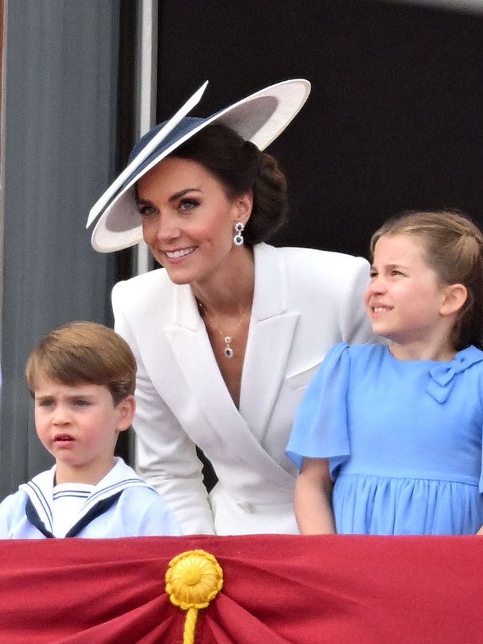 英国王室的顶级珍珠首饰图片,英王室皇冠权杖金球