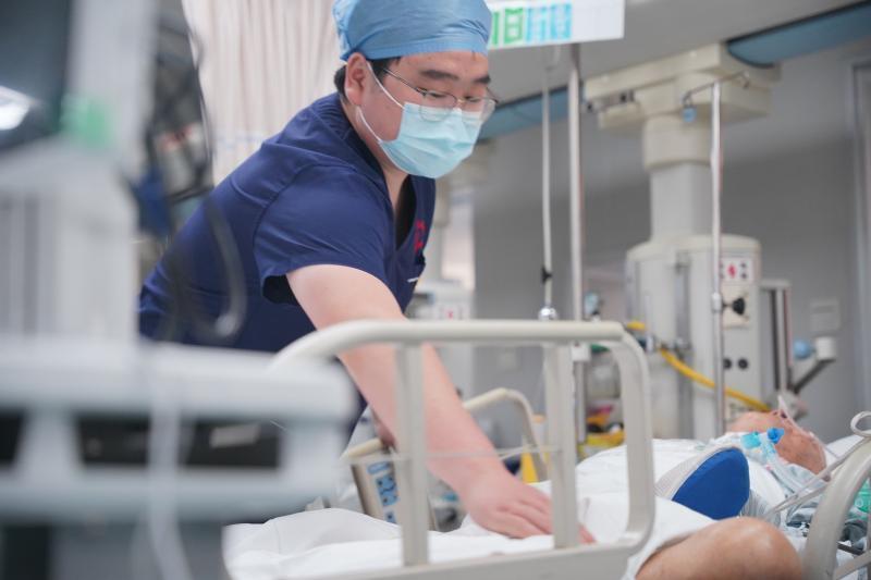 ​ICU的男护士：挡在患者和“死神”之间一堵坚实的墙