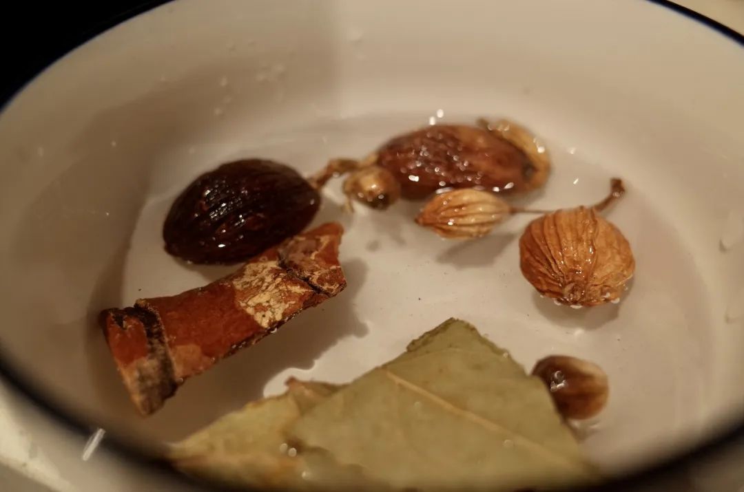 终于炒出了两锅会说自贡话的兔儿