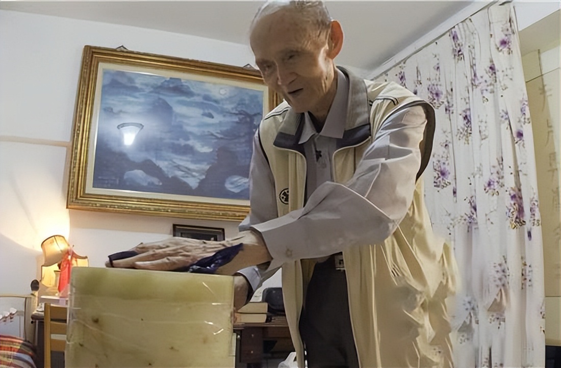 92年香港机场检测仪突然报警，安保拦住台湾律师，搜包后当即报警